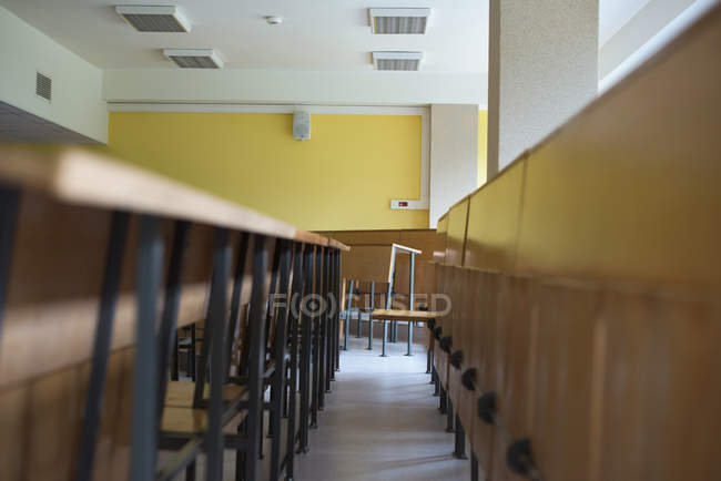 Schreibtische im Klassenzimmer an der Hochschule — Stockfoto
