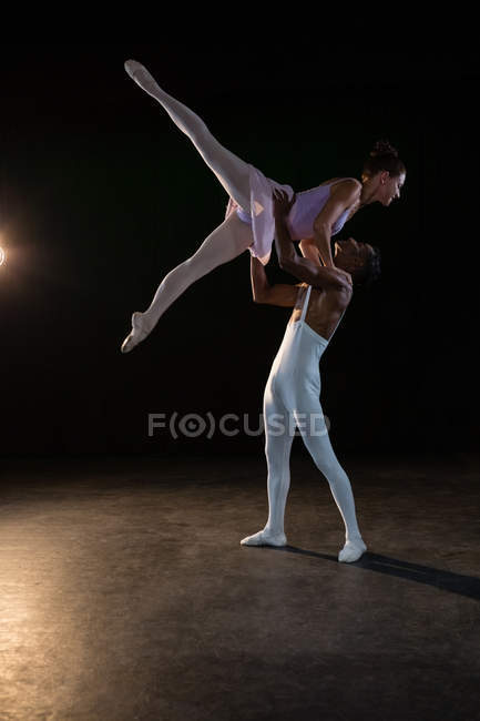 Партнеры по балету практикуют балетный танец на сцене — стоковое фото