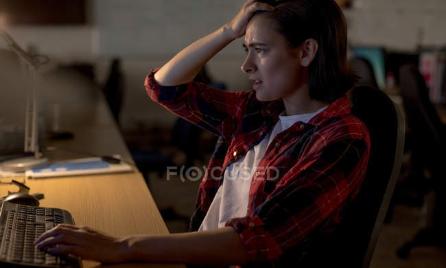 Executivo frustrado usando PC desktop na mesa no escritório — Fotografia de Stock