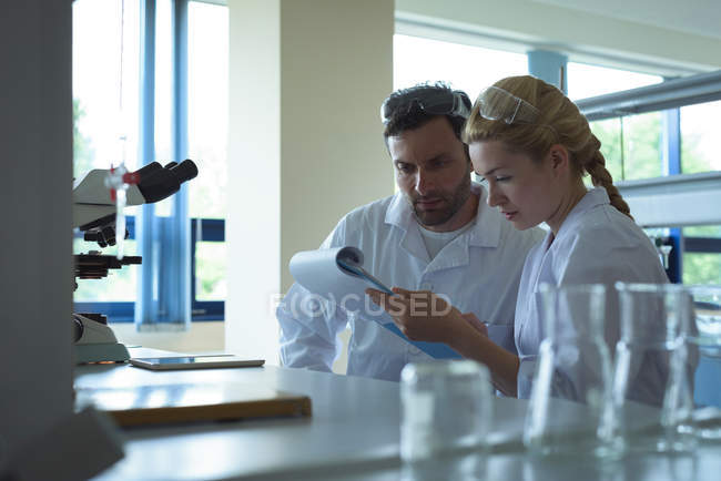 University students discussing on notepad in laboratory at college — Stock Photo
