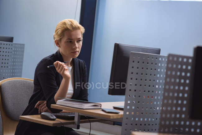 Studentin arbeitet im Computerkurs an der Hochschule — Stockfoto