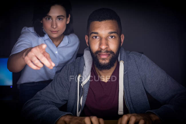 Colleagues working together at desk in office — Stock Photo