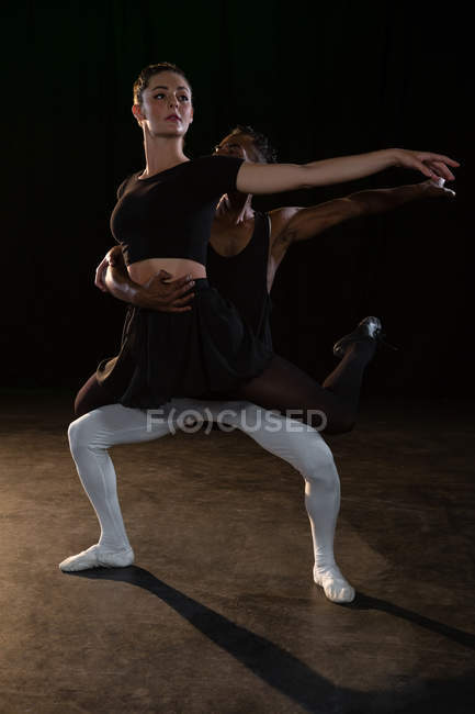 Parceiros de balé praticando dança de balé em palco — Fotografia de Stock