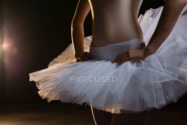 Ballerina practicing ballet dance in the studio — Stock Photo