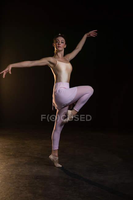 Graziosa ballerina in piedi in punta di piedi nello studio di danza — Foto stock