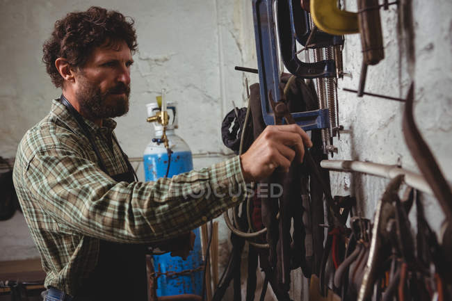 Aufmerksame Handwerker bei der Arbeit in Werkstatt — Stockfoto
