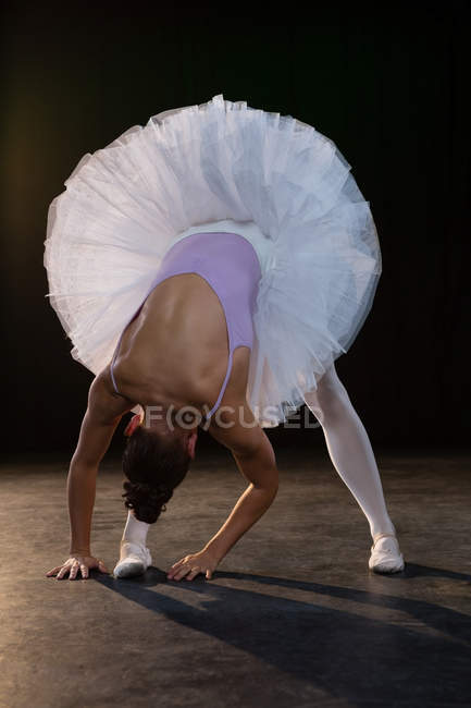 Танцовщица балета перед танцами в студии — стоковое фото