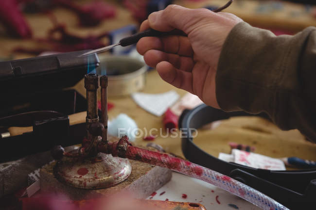 Outil à main chauffant artisanal en atelier — Photo de stock