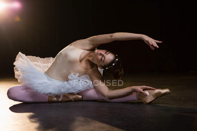 Ballerina practicing ballet dance in the studio — Stock Photo
