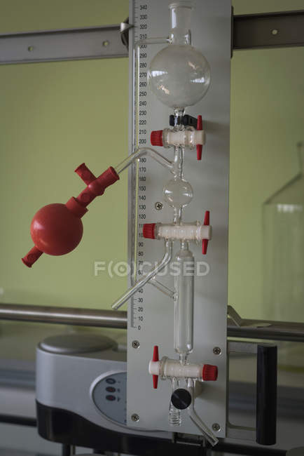 Gros plan sur les équipements scientifiques en laboratoire — Photo de stock