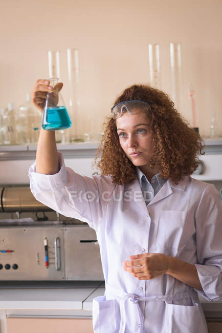 Adolescente hembra practicando experimento de química en laboratorio - foto de stock