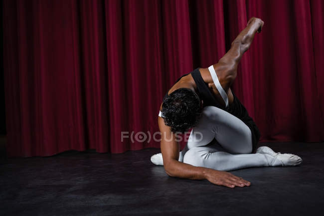 Bailarina practicando danza de ballet en el escenario - foto de stock