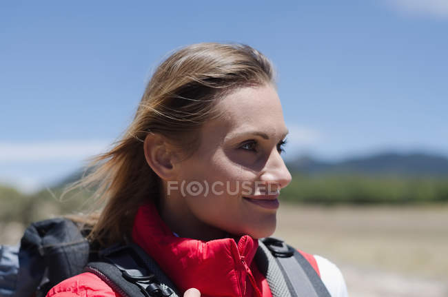 Close up de sorridente caminhante feminino olhando para longe — Fotografia de Stock