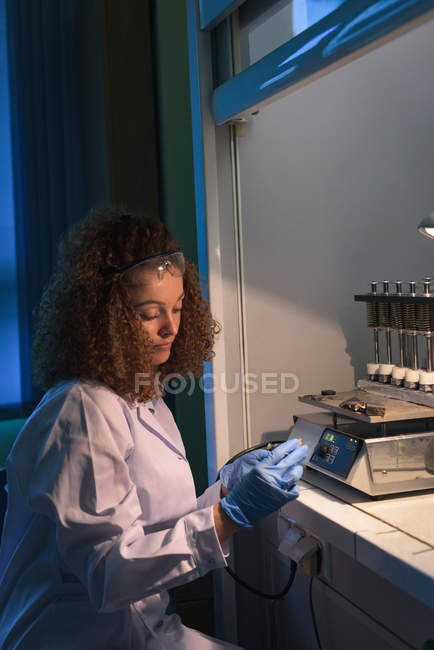 Студентка женского пола, проводящая эксперименты в лаборатории — стоковое фото