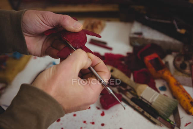 Close-up of craftsman working on clay sculpture — Stock Photo