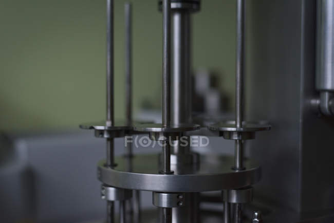 Gros plan des machines métalliques en laboratoire — Photo de stock