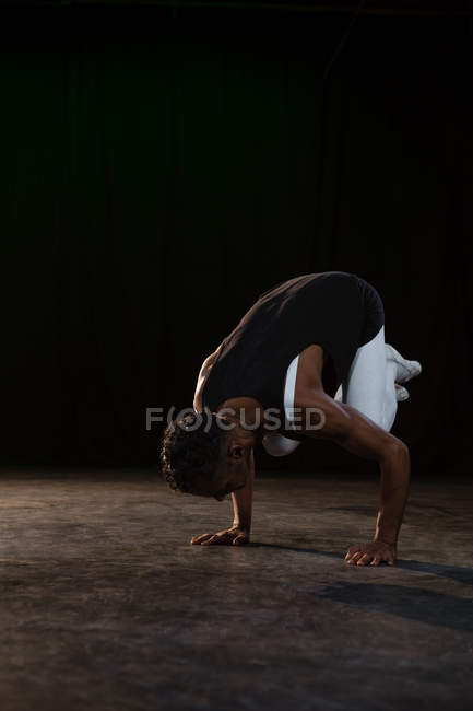 Ballerino practicing ballet dance in the stage — Stock Photo