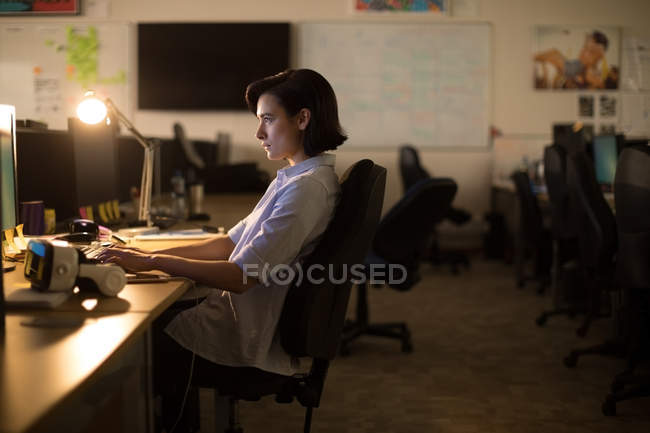 Уважний керівник, який працює на персональному комп'ютері за столом в офісі — стокове фото