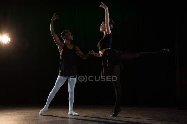 Parceiros de balé praticando dança de balé em palco — Fotografia de Stock