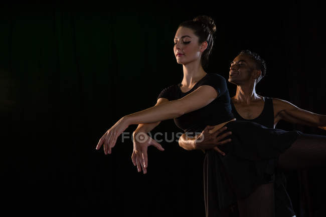 Партнери балету практикують балетний танець на сцені — стокове фото