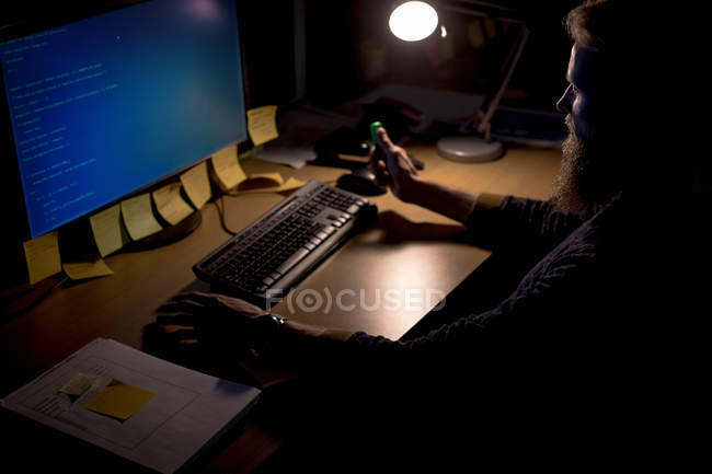 Исполнительный директор, работающий на персональном компьютере за рабочим столом в офисе — стоковое фото
