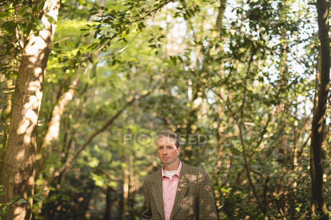 Портрет взрослого человека, стоящего в лесу — стоковое фото