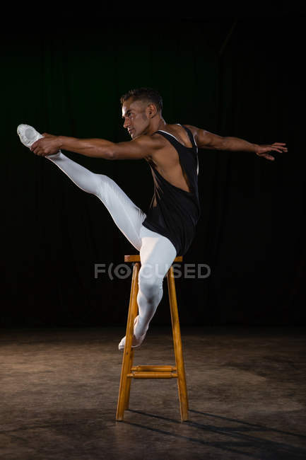 Bailarino praticando dança de balé no palco — Fotografia de Stock