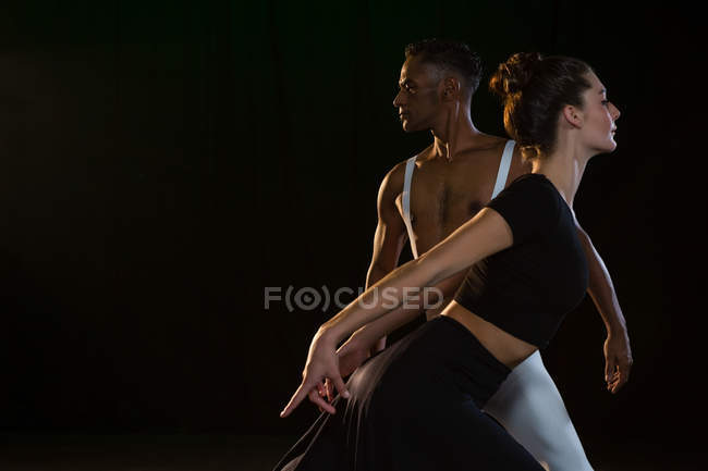 Партнери балету практикують балетний танець на сцені — стокове фото
