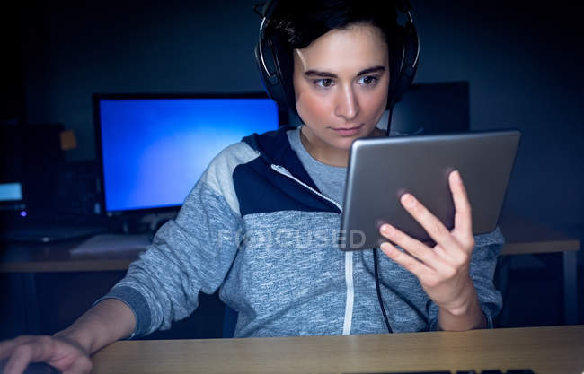 Executivo usando tablet digital enquanto trabalhava na mesa no escritório — Fotografia de Stock