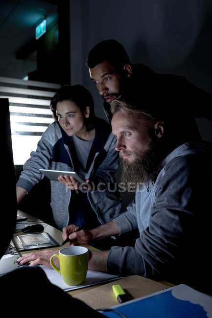 Chers collègues travaillant sur un ordinateur personnel au bureau — Photo de stock