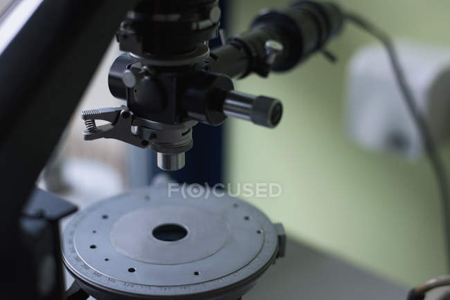 Nahaufnahme des Mikroskops im Labor — Stockfoto