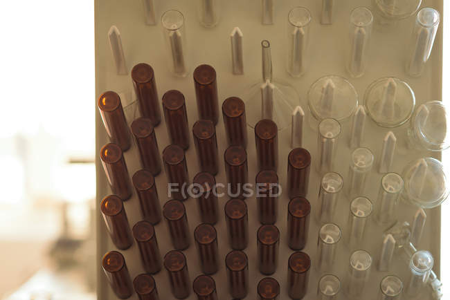 Close-up de tubos de texto em rack no laboratório de ciências — Fotografia de Stock