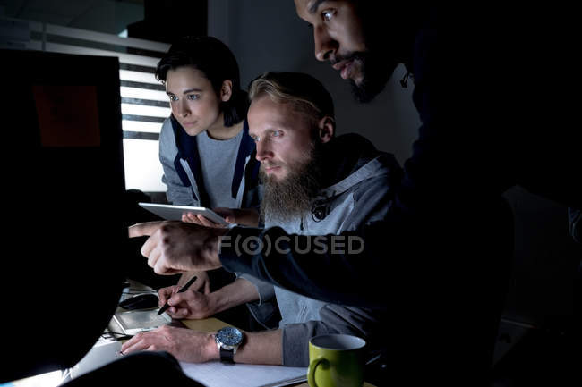 Колеги, що працюють на персональному комп'ютері за столом в офісі — стокове фото