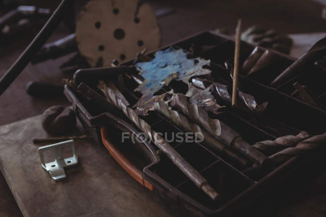Різні інструменти в коробці в майстерні — стокове фото