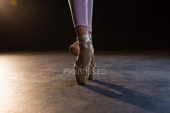 Graciosa bailarina de pé en pointe no estúdio de balé — Fotografia de Stock