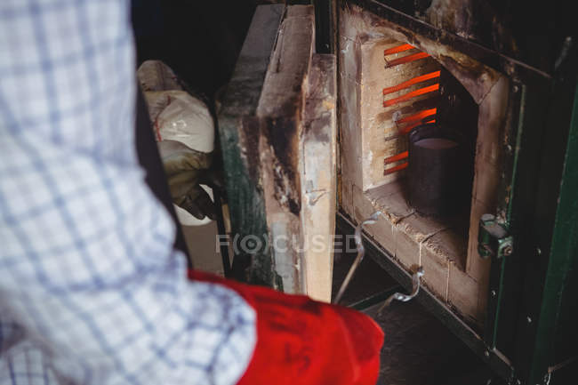 Sezione intermedia dell'artigiano riscaldamento metallo in forno in officina — Foto stock