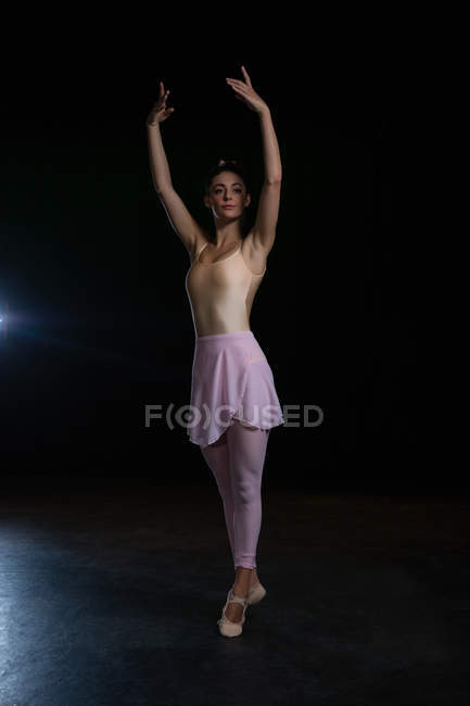 Graziosa ballerina in piedi in punta di piedi nello studio di danza — Foto stock
