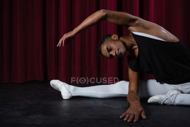 Балерино практикует балет на сцене — стоковое фото