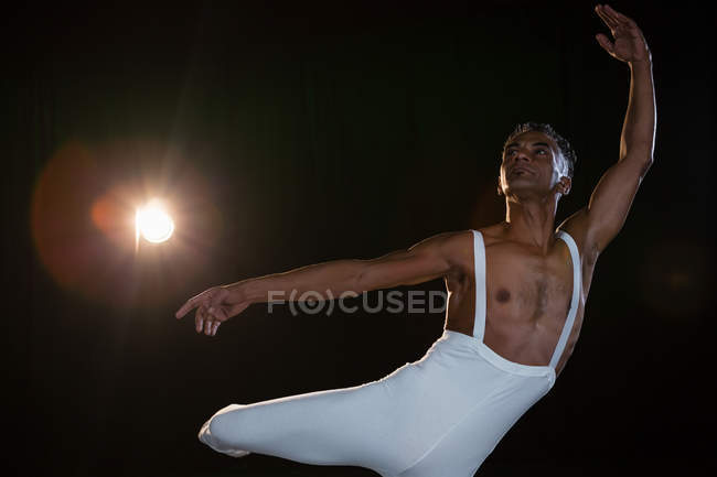 Bailarina practicando danza de ballet en el escenario - foto de stock