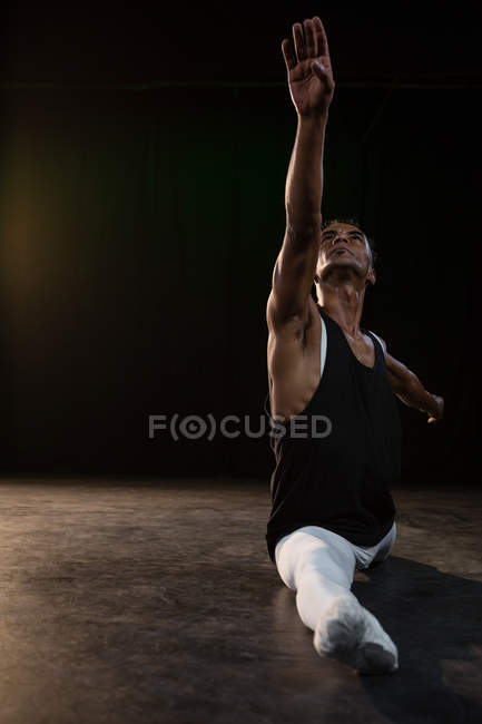 Dançarina de balé realizando uma divisão no palco — Fotografia de Stock