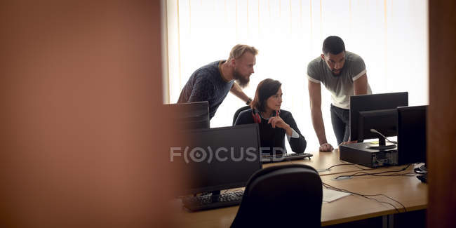 Colegas trabalhando juntos na mesa no escritório — Fotografia de Stock