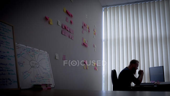 Executivo trabalhando em computador pessoal na mesa no escritório — Fotografia de Stock