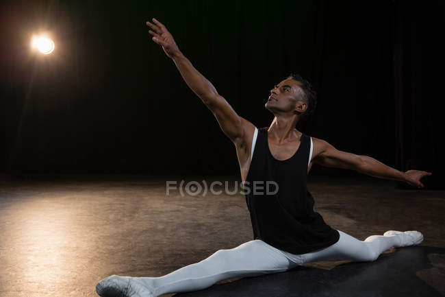 Танцівниця балету виконує розкол на сцені — стокове фото