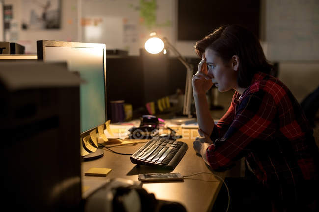 Frustrierte Führungskraft blickt auf Desktop-PC am Schreibtisch im Büro — Stockfoto