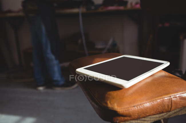 Digitales Tablet auf Hocker in Werkstatt — Stockfoto