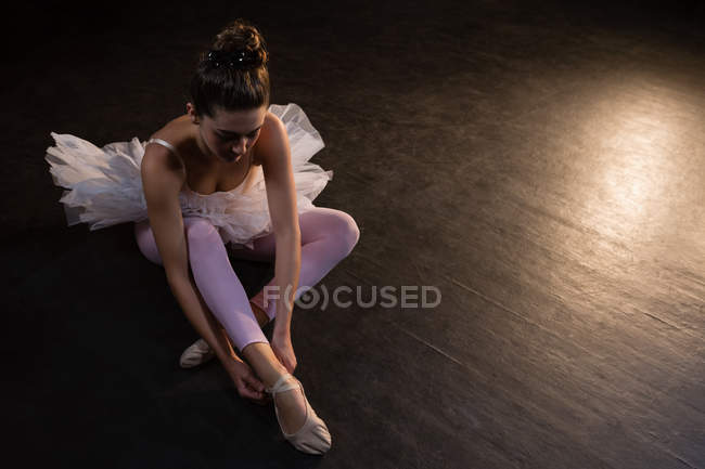 Vista superior de la bailarina atándose los zapatos - foto de stock