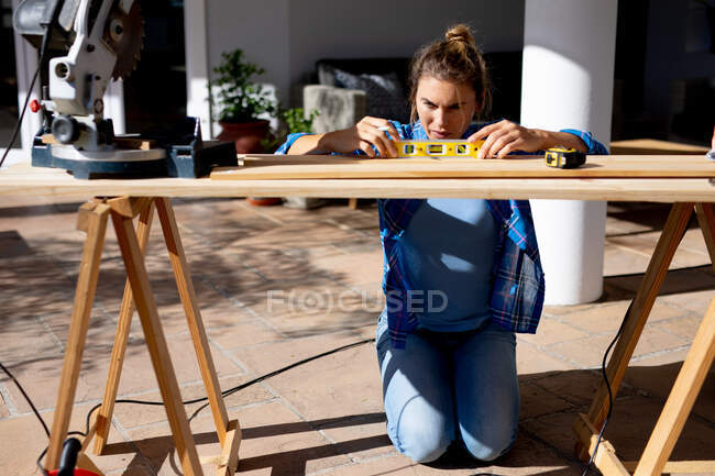 Mujeres en distanciamiento social haciendo bricolaje en casa - foto de stock