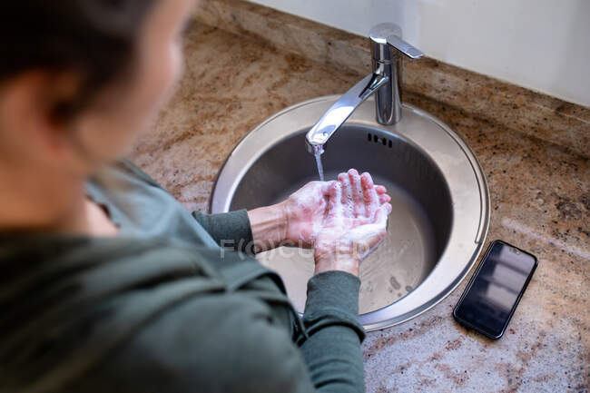 Женщина моет руки против коронавируса Covid19 — стоковое фото