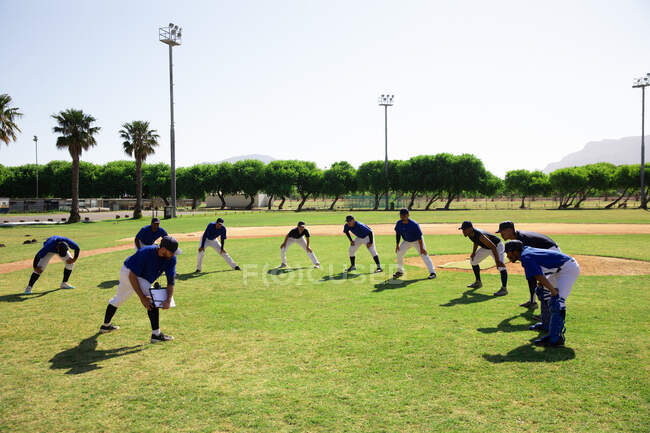 Jogadores de beisebol se alongando juntos — Fotografia de Stock