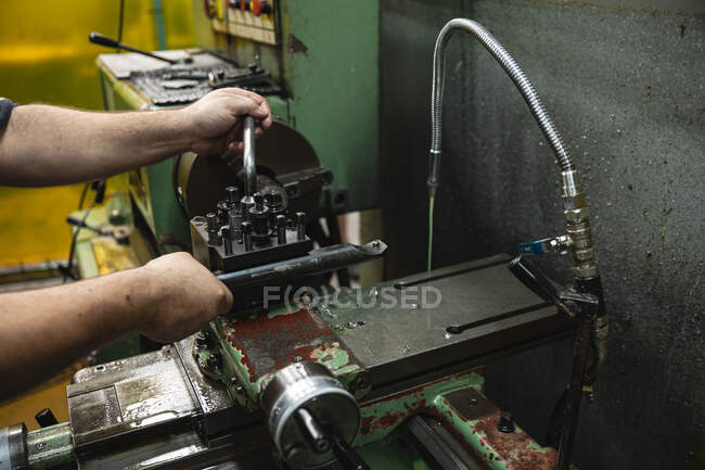 Trabalhador masculino de fábrica em uma oficina de fabricação de equipamentos hidráulicos, operando máquinas. — Fotografia de Stock